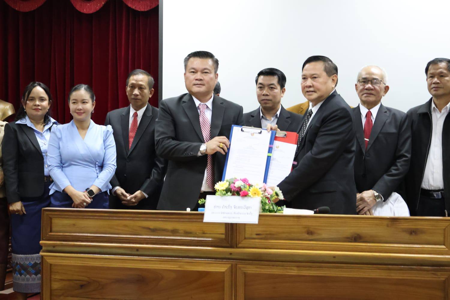 ໃນຕອນບ່າຍຂອງວັນທີ່ 12/1/2026ໄດ້ເປີດພິທີ ມອບ-ຮັບ ຄະນະອໍານວຍການ ລັດວິສາຫະກິດນໍ້າປະປາ ແຂວງຫຼວງພະບາງ ລະຫວ່າງ ຜູ້ເກົ່າ ແລະ ຜູ້ໃໝ່ ໂດຍເປັນປະທານ ພິທີ ທ່ານ ຄໍາເກັ່ງ ຈັນທະວີສຸກ ຄະປະຈໍາພັກແຂວງ ຫົວໜ້າຄະນະຈັດຕັ້ງ ແຂວງຫຼວງພະບາງ